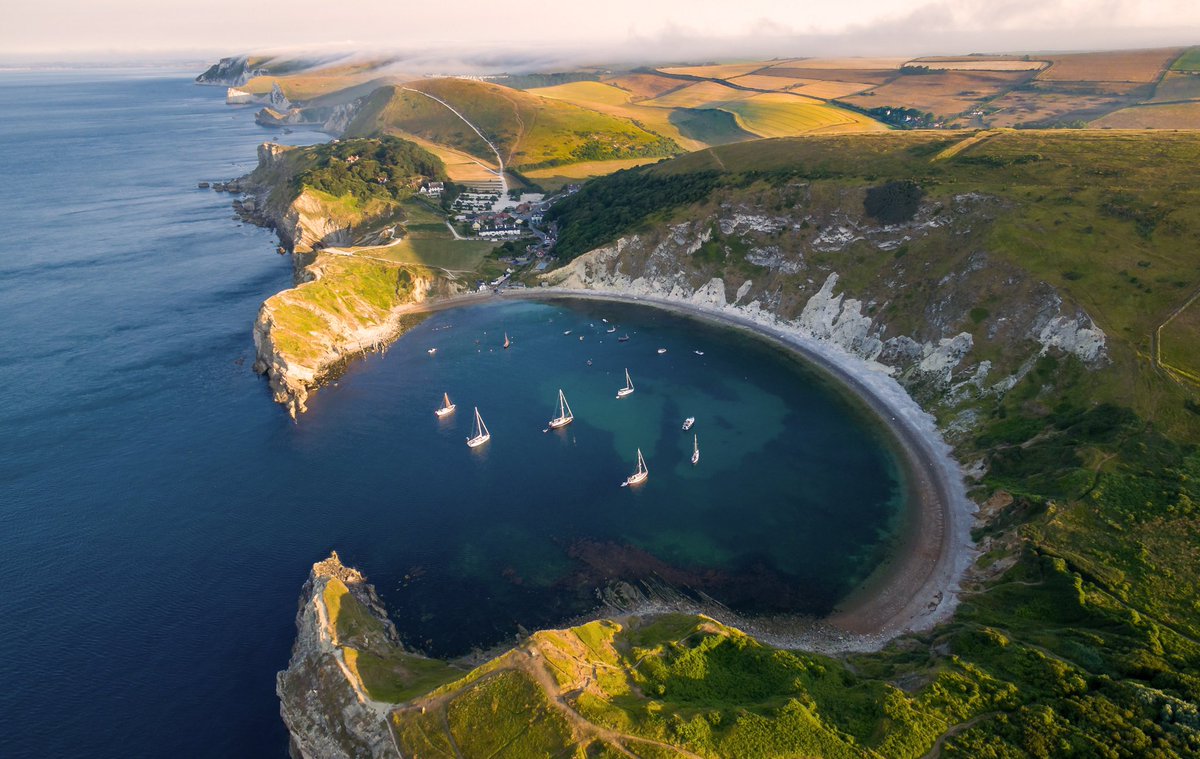 📸 | شاطئ Durdle Door في دورست يعد أحد أجمل شواطئ بريطانيا على الإطلاق يقع على بعد 126 ميلًا عن لندن وهي مسافة تقطع في 3 ساعات بالسيارة أو القطار ⛱

هل زرت هذا الشاطئ من قبل؟