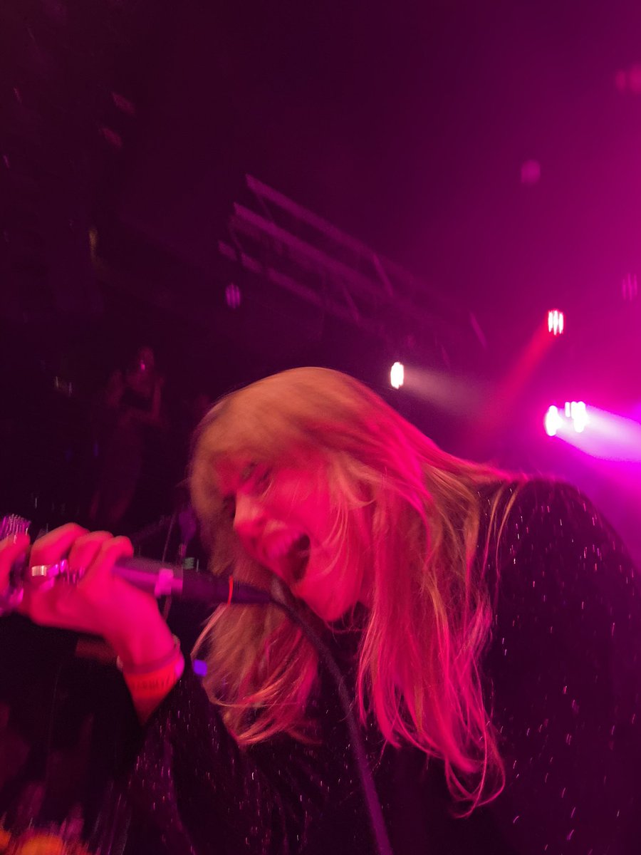 mollyydd's tweet photo. how i felt during @sukiwaterhouse tonight https://t.co/J6JSAAQfWx