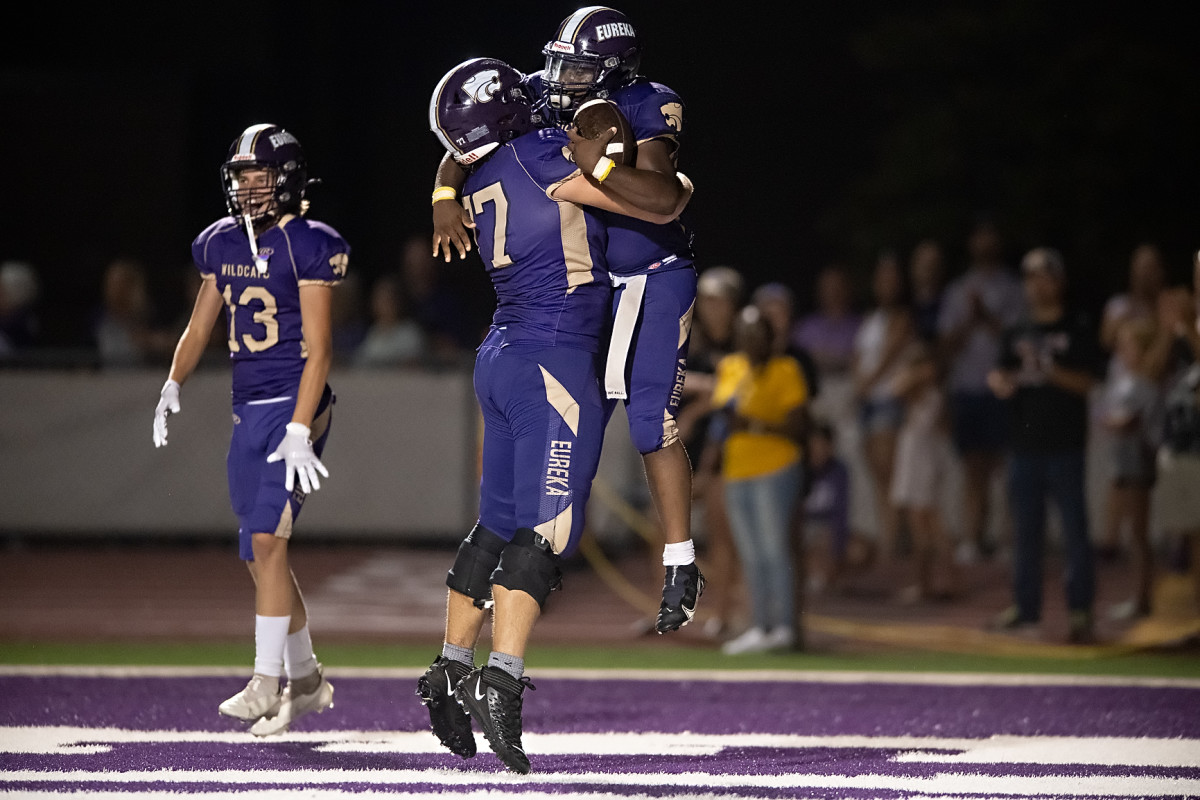 Photo gallery: Fort Zumwalt West at Eureka high school football news.scorebooklive.com/missouri/2022/…