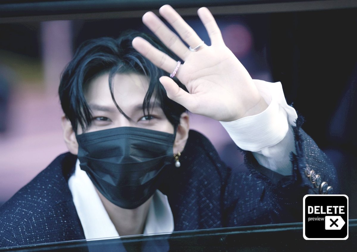 by_DELETE's tweet photo. 220827 음악중심 퇴근
 
#VIXX #빅스 #LEO #레오 #정택운
#Losing_Game #Piano_man_Op_9 
@JUNGTW_LEO https://t.co/OBKkhjVVYu