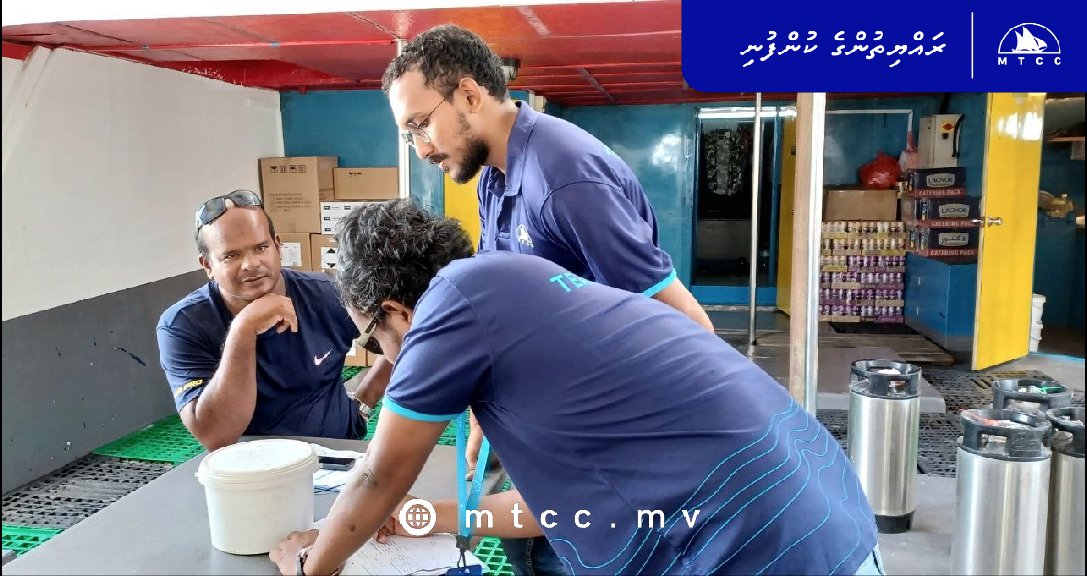 MTCCPlc's tweet photo. Our @MTCCkashavaru team is at Male' harbour meeting with customers to indentify their spare, lubricant, coating, fiber and other requirements. Our team will be actively visiting customers at Male' harbour area today. #yanmarmarine #suzukimarine #castrol #ppgcoating https://t.co/0fU55Rua3N