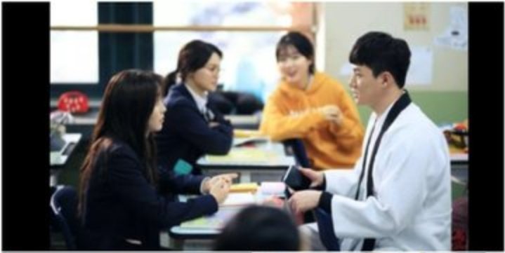 kfandefo's tweet photo. Should #ShinSeungHo star in another high school drama 😂❤
Can we get a reunion from atleast one of his costars ...he radiates cute chemistry with them 😍
#ShinYeEun #KimSoHyun #ChoiYiHyun #KimHyangYi
#Ateen #LoveAlarm 
#Howtobuyafriend
#Momentateighteen https://t.co/Az4TcNUqnf