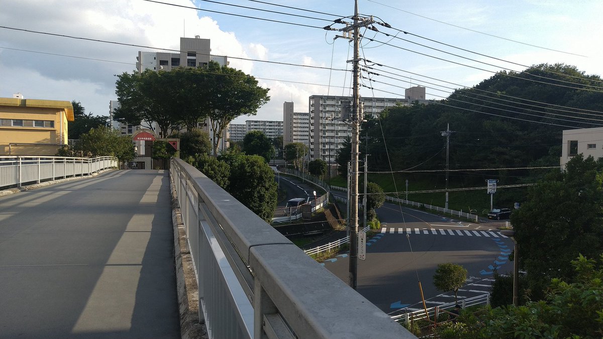 makulau01's tweet photo. 八千代市の村上団地を再訪。マンモス団地としての存在感は健在な一方、一部区画で老朽化による取り壊しが進行しており、時代の流れを感じさせます。これを新陳代謝とみるか、一つの時代の終わりとみるか、少し複雑な気分です。
#団地 #danch https://t.co/1lHLrQHMil