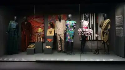 LMWStuttgart's tweet photo. Neu im #LMWBlog: #Designermode und Subkulturen der 1970er–1990er Jahre: Vitrinen-Neugestaltung im #Modemuseum
👉https://t.co/QW0aaLi6Pw
#Fashion #Modegeschichte #BehindTheScenes https://t.co/1BI3FaoTOa