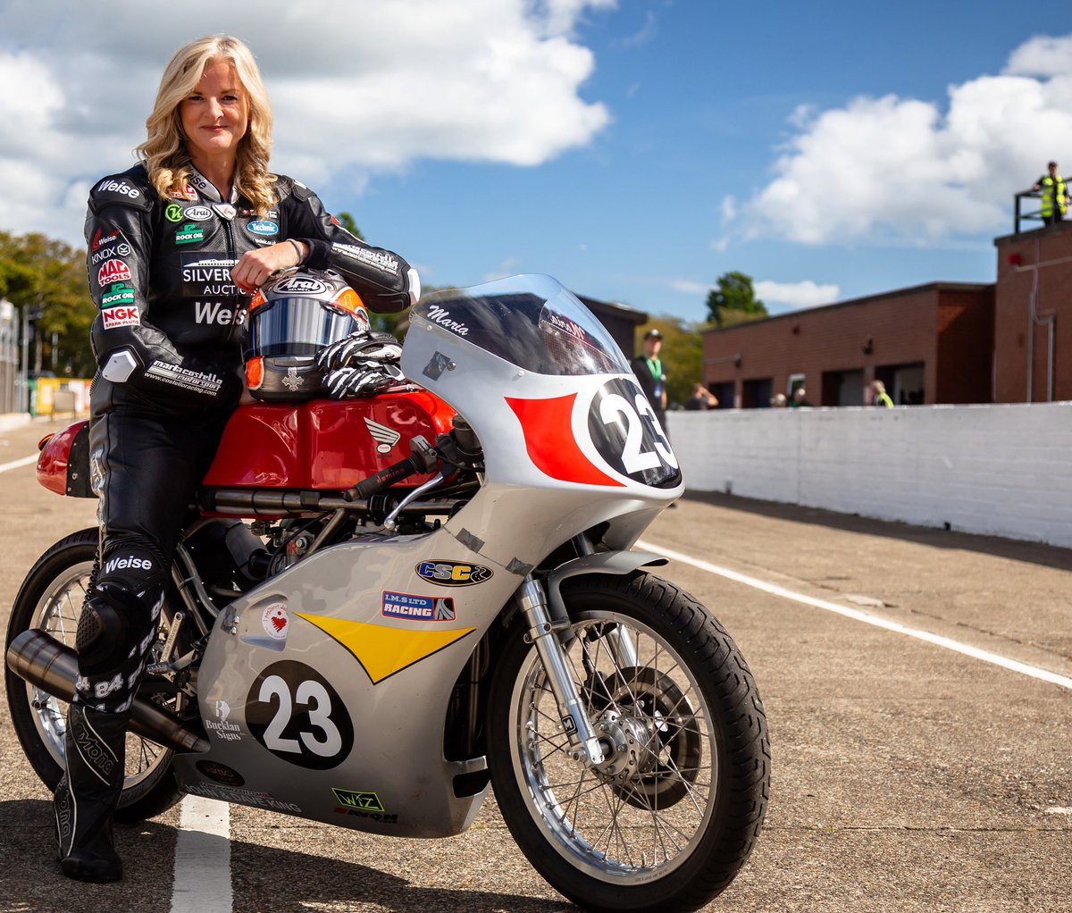 It’s RACE DAY here <a href="/ManxGrandPrix/">Manx Grand Prix Official</a> 

Senior Classic race is due to start at 17.15 over a reduced distance of 3 laps. 

Wishing everyone competing a fast and safe race! 

#ManxGrandPrix
#CSCRacing
#23
#SeniorClassic
#Honda350

📷 by <a href="/LucasCroydon/">Lucas Croydon</a>