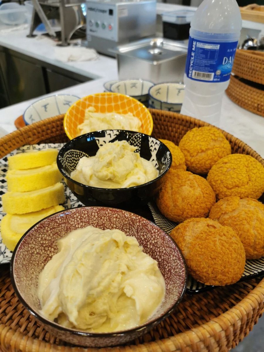 viotinto's tweet photo. #Singapore Durian puffs ~ super delicious https://t.co/2BDSwUIRyj