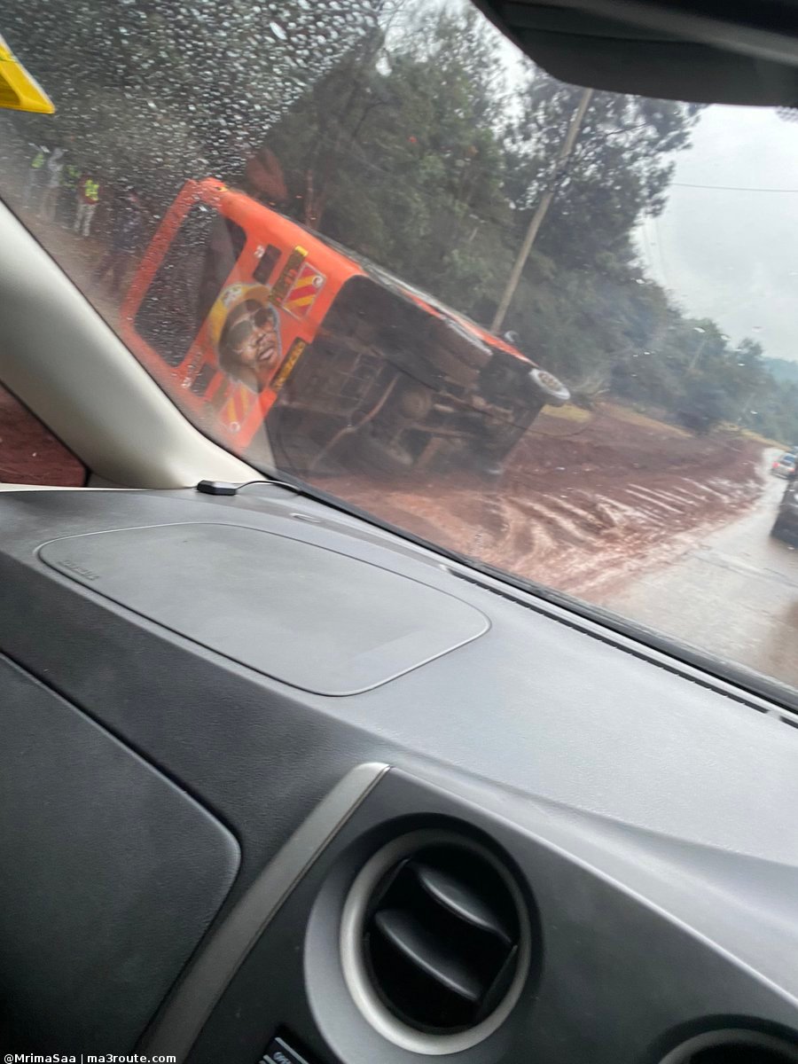 a3Route's tweet photo. 11:26 accident with @SuperMetro_Ke  on ngong road  https://t.co/hLoQAz3Okw via @MrimaSaa
