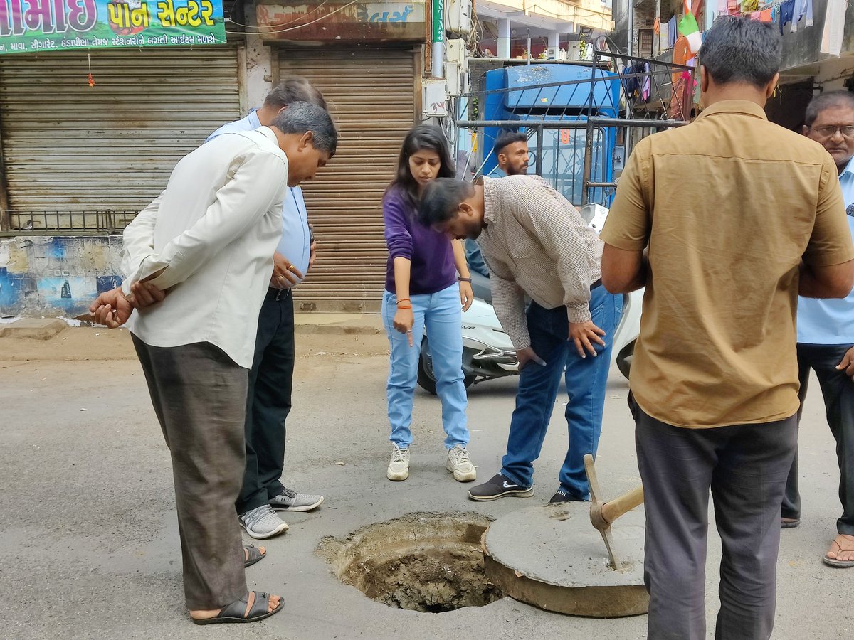 Payalpatelaap's tweet photo. વિસ્તારની સત્યનારાયણ સોસાયટીની વેલકમ શેરી તેમજ મુખ્ય રોડ પર ડ્રેનેજ ની સમસ્યા બાબતે અધિકારીશ્રી સાથે રાખીને લાઈન ચેક કરાવી અને સમસ્યા હલ કરવા મુખ્ય માર્ગ પર કામગીરી શરૂ કરાવી. https://t.co/H621rpkYrR