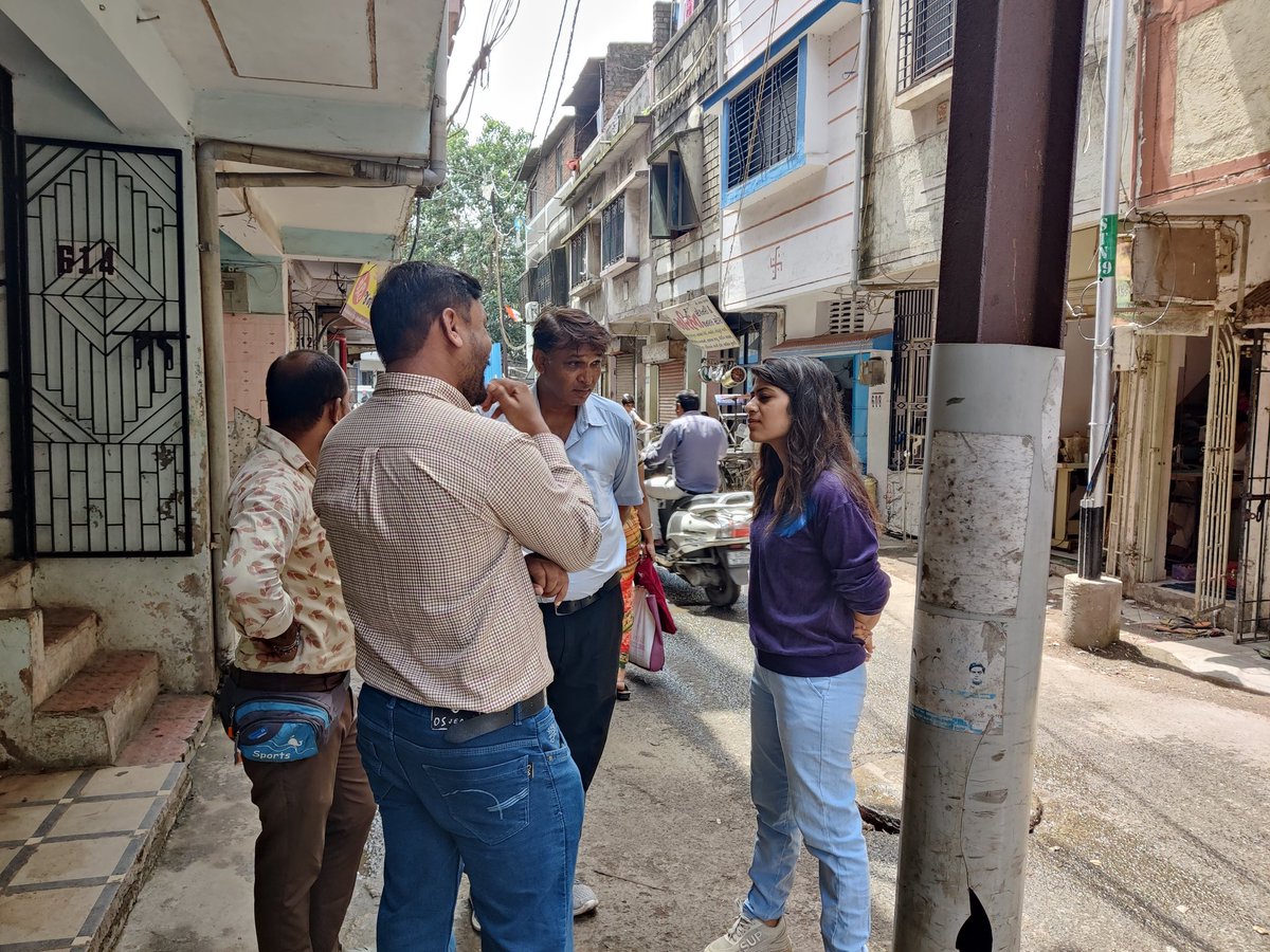 Payalpatelaap's tweet photo. વિસ્તારની સત્યનારાયણ સોસાયટીની વેલકમ શેરી તેમજ મુખ્ય રોડ પર ડ્રેનેજ ની સમસ્યા બાબતે અધિકારીશ્રી સાથે રાખીને લાઈન ચેક કરાવી અને સમસ્યા હલ કરવા મુખ્ય માર્ગ પર કામગીરી શરૂ કરાવી. https://t.co/H621rpkYrR