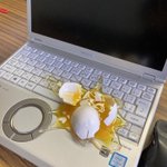 【衝撃】PCの上に生卵が落ちた!食品サンプルがリアルすぎるw