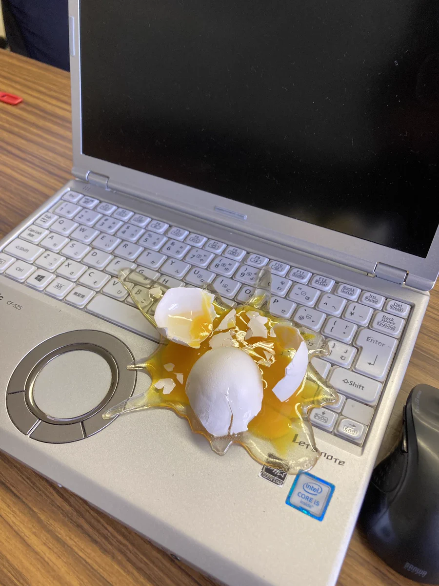 【衝撃】PCの上に生卵が落ちた！食品サンプルがリアルすぎるw