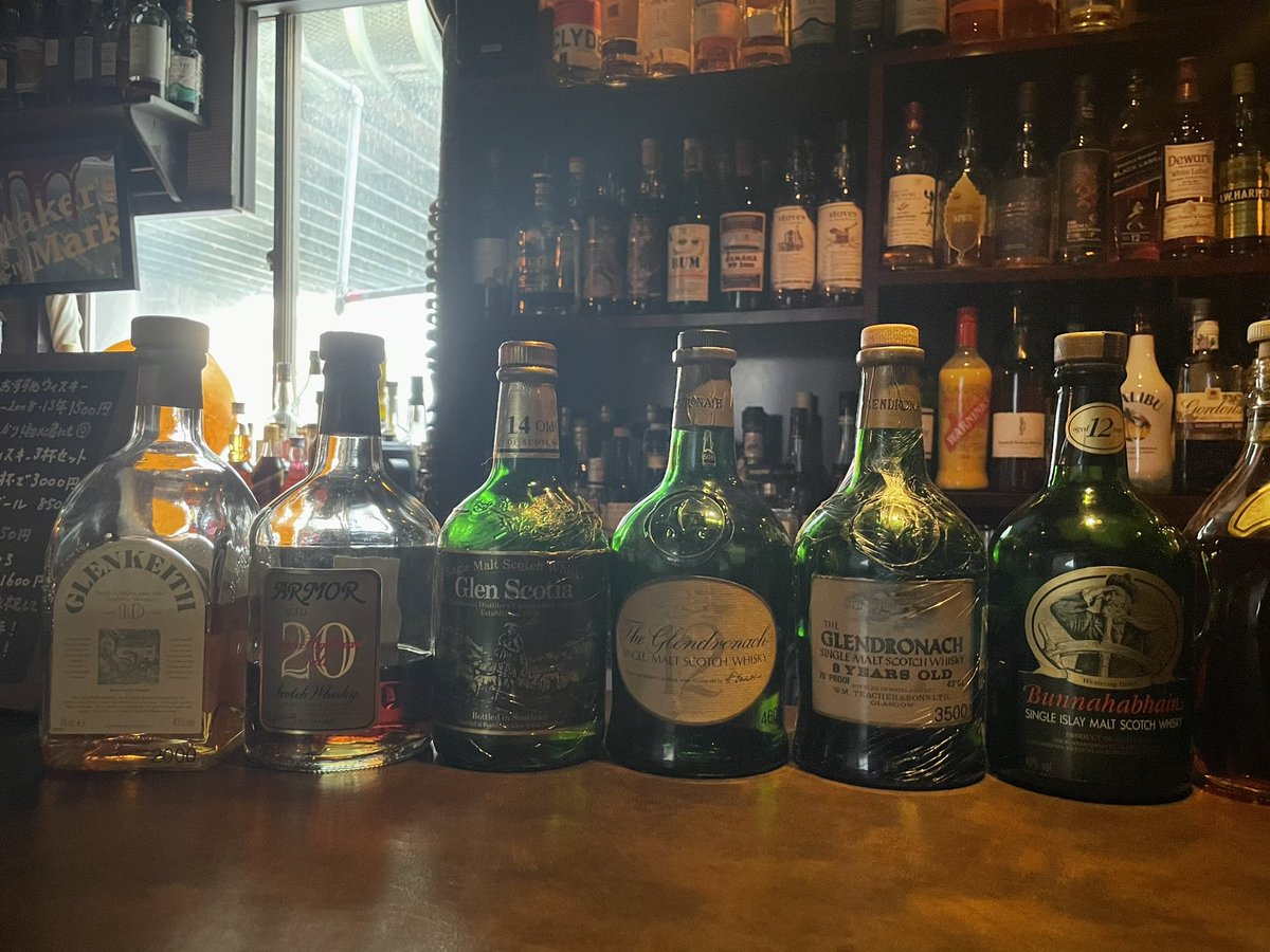 bar_simon_osaka's tweet photo. ハーフ3杯¥3,000セット(チャージ料別)で選べるオールド加水はこれらです。
どの商品も完売後再入荷はしません。
ジョニーウォーカーオールデスト残1、グレンドロナック8年残4〜5、ラフロイグ15年残6〜7 https://t.co/Xw2nkx4Ad8