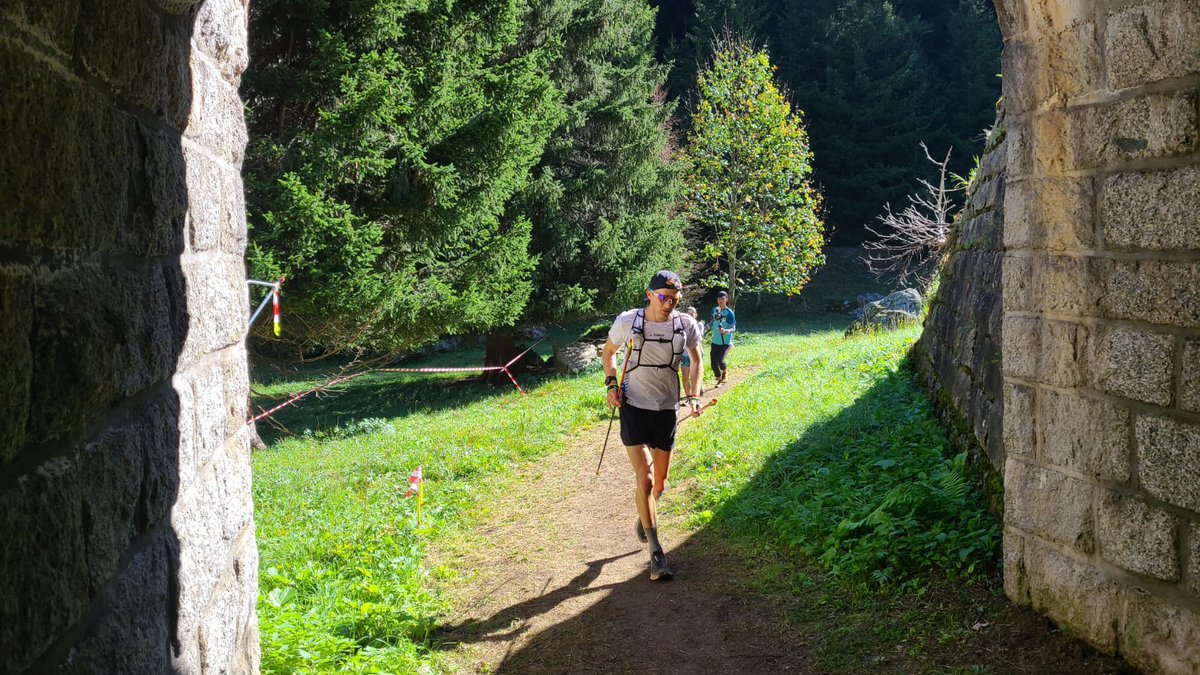 iRunFar's tweet photo. At 142km Tom Evans and Zach Miller continue to run together in 3rd &amp; 4th. They're 34 minutes back from the lead. They both looked taxed but focused as they hiked up the small incline into the streets of Trient. #UTMB https://t.co/sncEDAFTIT
