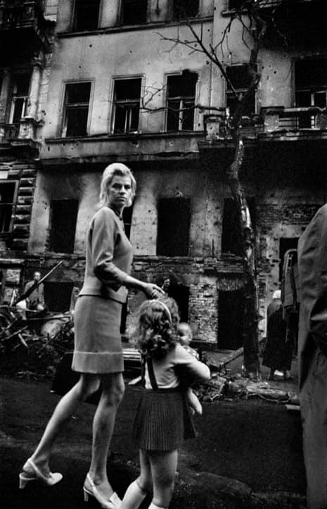 Zn_Portnova's tweet photo. Прага, Август, 1968-й год. https://t.co/3cufe4wjj4