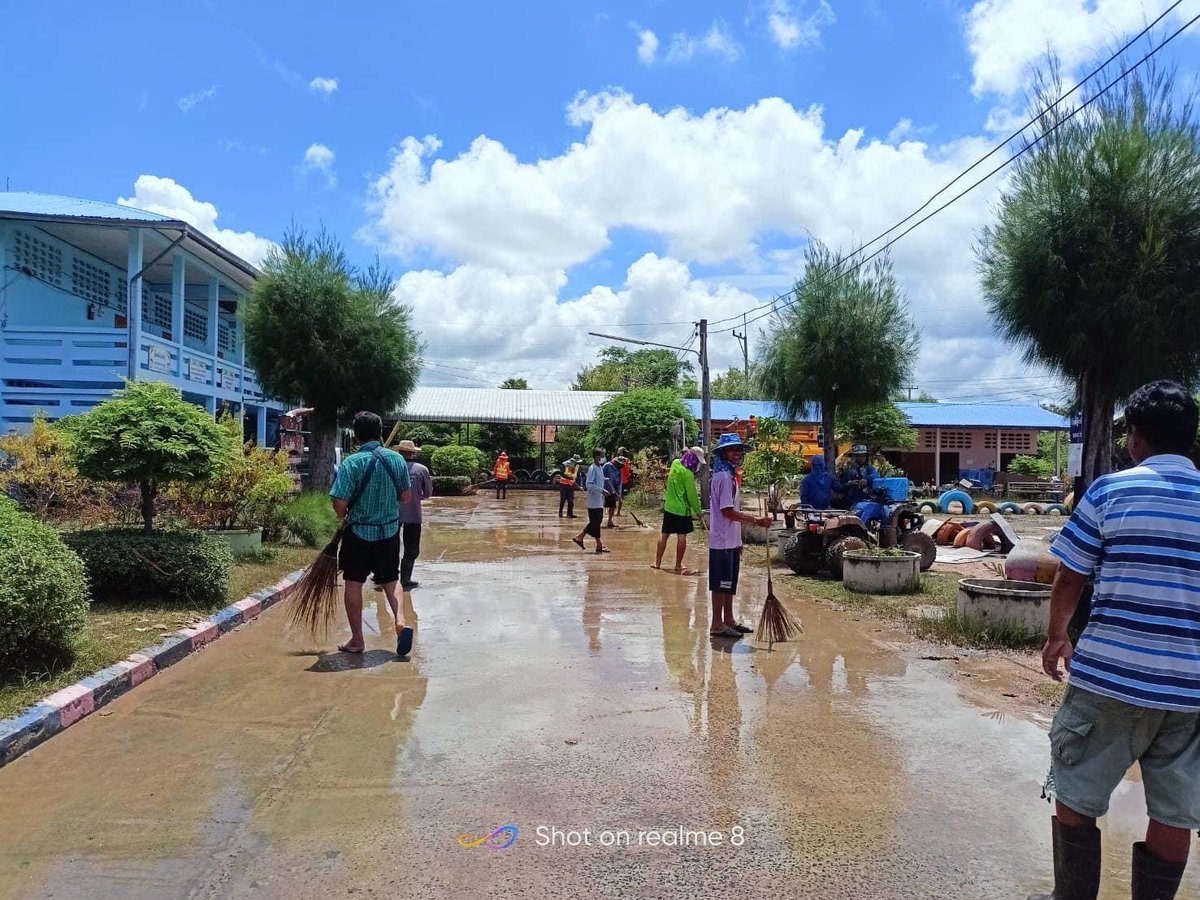 prdoh1's tweet image. 27/8/65 09.00น. 👷‍♂️จนท.แขวงทางหลวงขอนแก่นที่ 3 ร่วมกับหน่วยงานและประชาชนในพื้นที่ นำรถฉีดน้ำทำความสะอาดหลังน้ำท่วม บริเวณโรงเรียนบ้านกุดรู ต.แวงน้อย อ.แวงน้อย จ.ขอนแก่น 

#กรมทางหลวง #สายด่วน1586