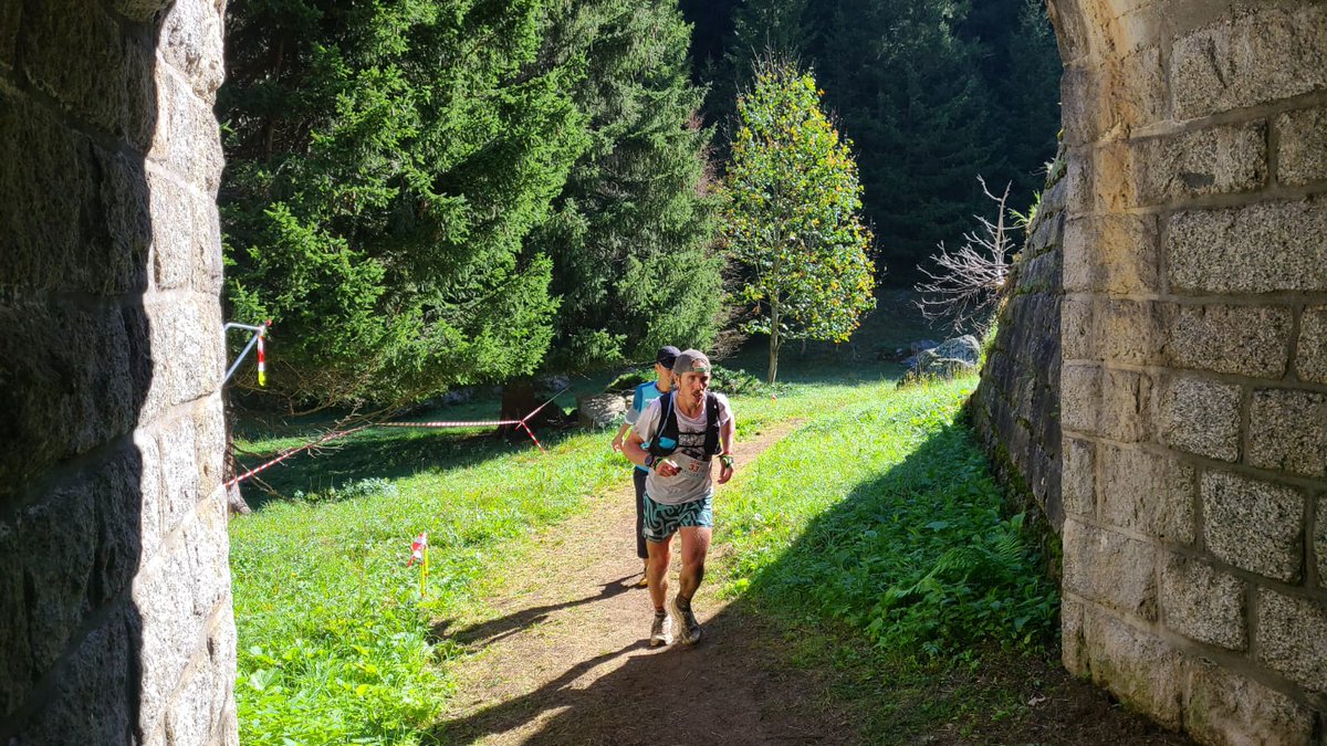 iRunFar's tweet photo. At 142km Tom Evans and Zach Miller continue to run together in 3rd &amp; 4th. They're 34 minutes back from the lead. They both looked taxed but focused as they hiked up the small incline into the streets of Trient. #UTMB https://t.co/sncEDAFTIT