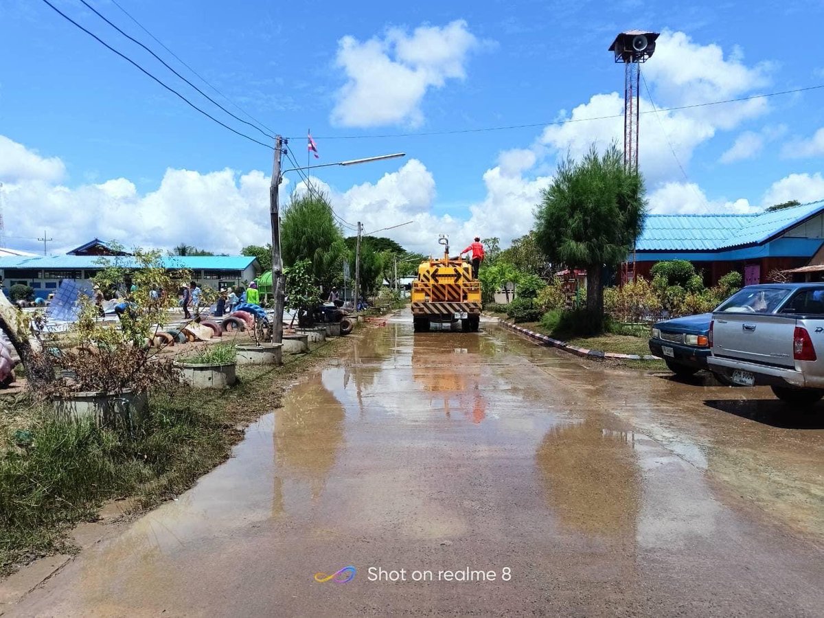 prdoh1's tweet image. 27/8/65 09.00น. 👷‍♂️จนท.แขวงทางหลวงขอนแก่นที่ 3 ร่วมกับหน่วยงานและประชาชนในพื้นที่ นำรถฉีดน้ำทำความสะอาดหลังน้ำท่วม บริเวณโรงเรียนบ้านกุดรู ต.แวงน้อย อ.แวงน้อย จ.ขอนแก่น 

#กรมทางหลวง #สายด่วน1586