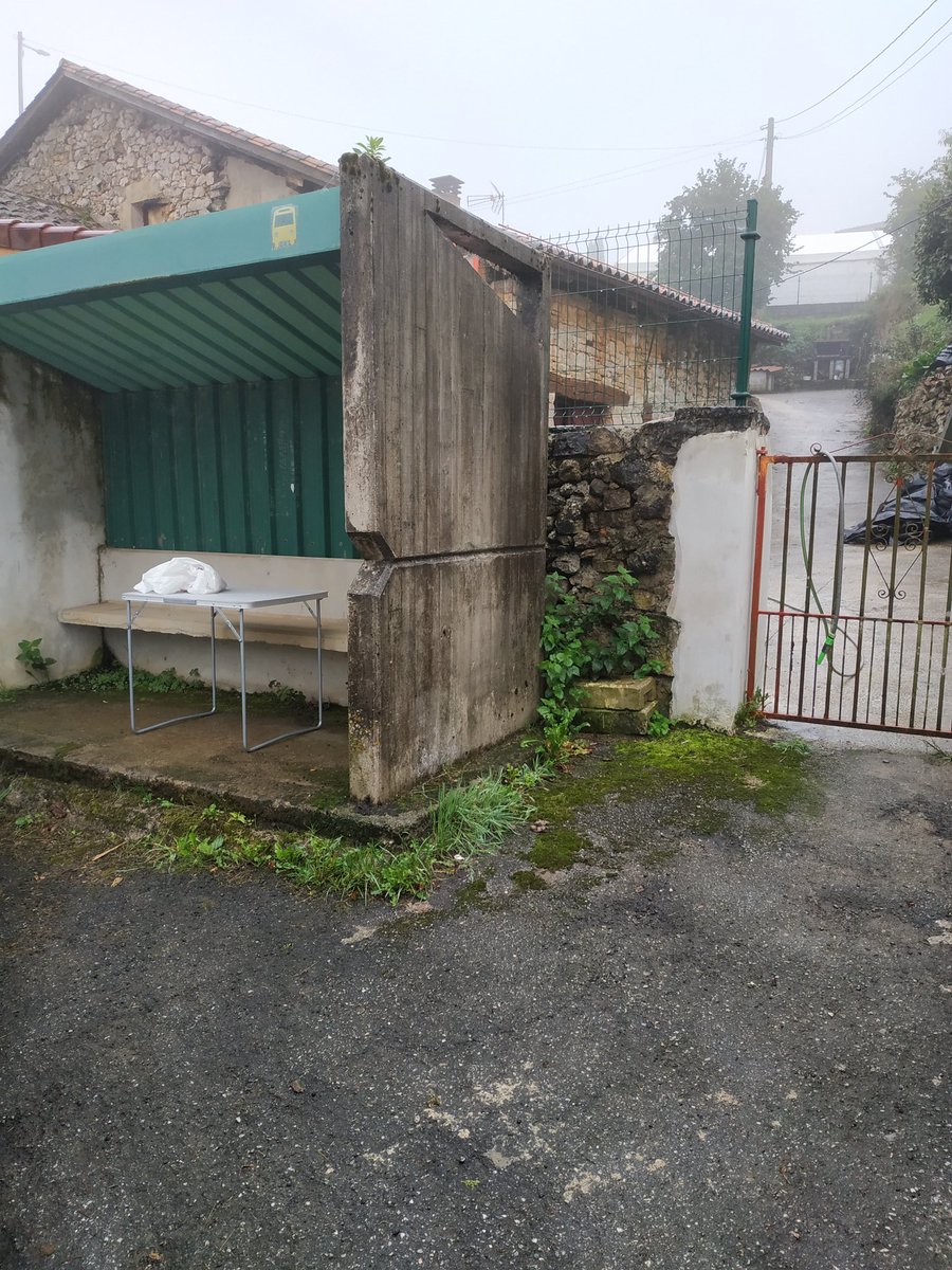 MariaDiazYernes's tweet photo. Para los ciclistas que necesitéis en #Yernes llenar los bidones dejé la manguera en la portilla. Ya estuve llenado varios e igual luego no ando por aquí. #Fancuaya #LaVuelta22 https://t.co/f5TiUBSEPy