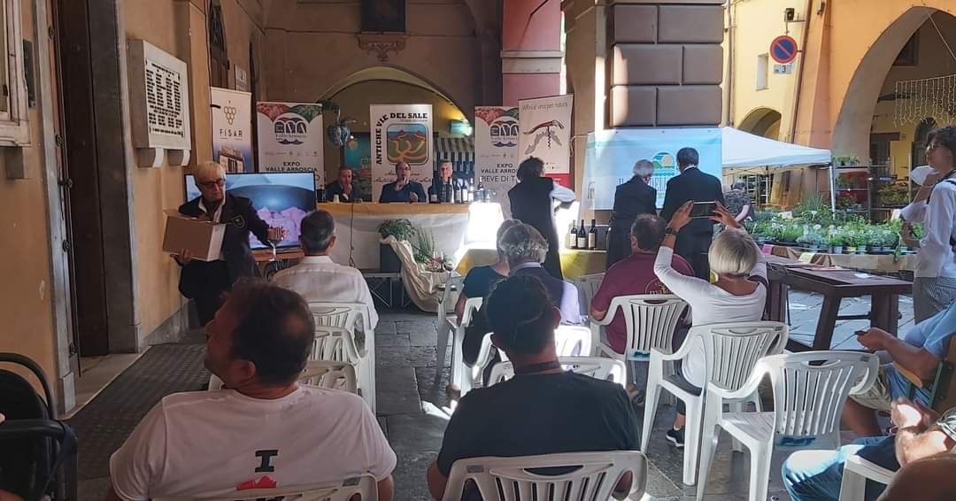 CCIAARIVLIG's tweet photo. Al via la seconda giornata di #Expo ValleArroscia
In corso "L' #Ormeasco e l'enoturismo", incontro con produttori degustazione annate più recenti e presentazione de "Il Golosario Wine Tour", a cura di Paolo Massobrio
#expovallearroscia2022
@ParcoAlpiLiguri @RegLiguria https://t.co/kRdUuSYUFf