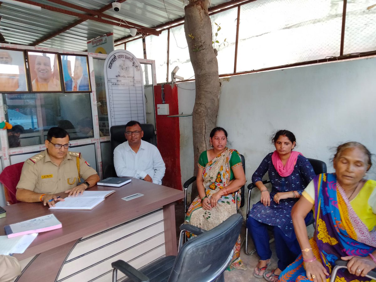 kanpurnagarpol's tweet photo. #POLICE_COMMISSIONERATE_KANPUR_NAGAR के समस्त थाना प्रभारी द्वारा समाधान दिवस पर जनता की समस्याओं    को सुना गया एवं प्राप्त शिकायतों के गुणवत्तापूर्ण व त्वरित निस्तारण हेतु सम्बन्धित को दिशा निर्देश दिये गये। @Uppolice https://t.co/YQOgJtwYYH