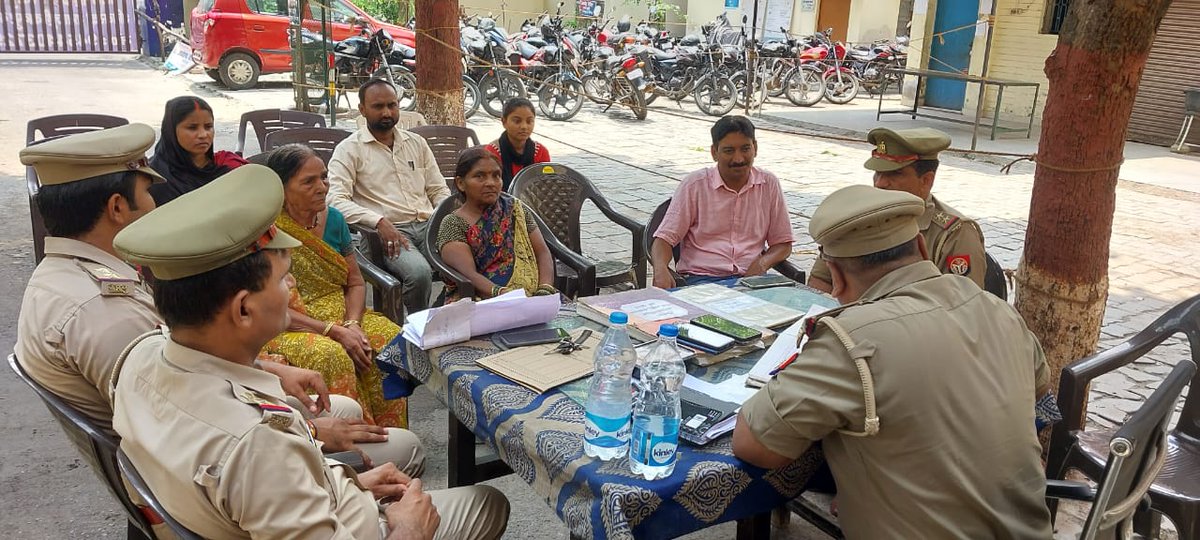 kanpurnagarpol's tweet photo. #POLICE_COMMISSIONERATE_KANPUR_NAGAR के समस्त थाना प्रभारी द्वारा समाधान दिवस पर जनता की समस्याओं    को सुना गया एवं प्राप्त शिकायतों के गुणवत्तापूर्ण व त्वरित निस्तारण हेतु सम्बन्धित को दिशा निर्देश दिये गये। @Uppolice https://t.co/YQOgJtwYYH