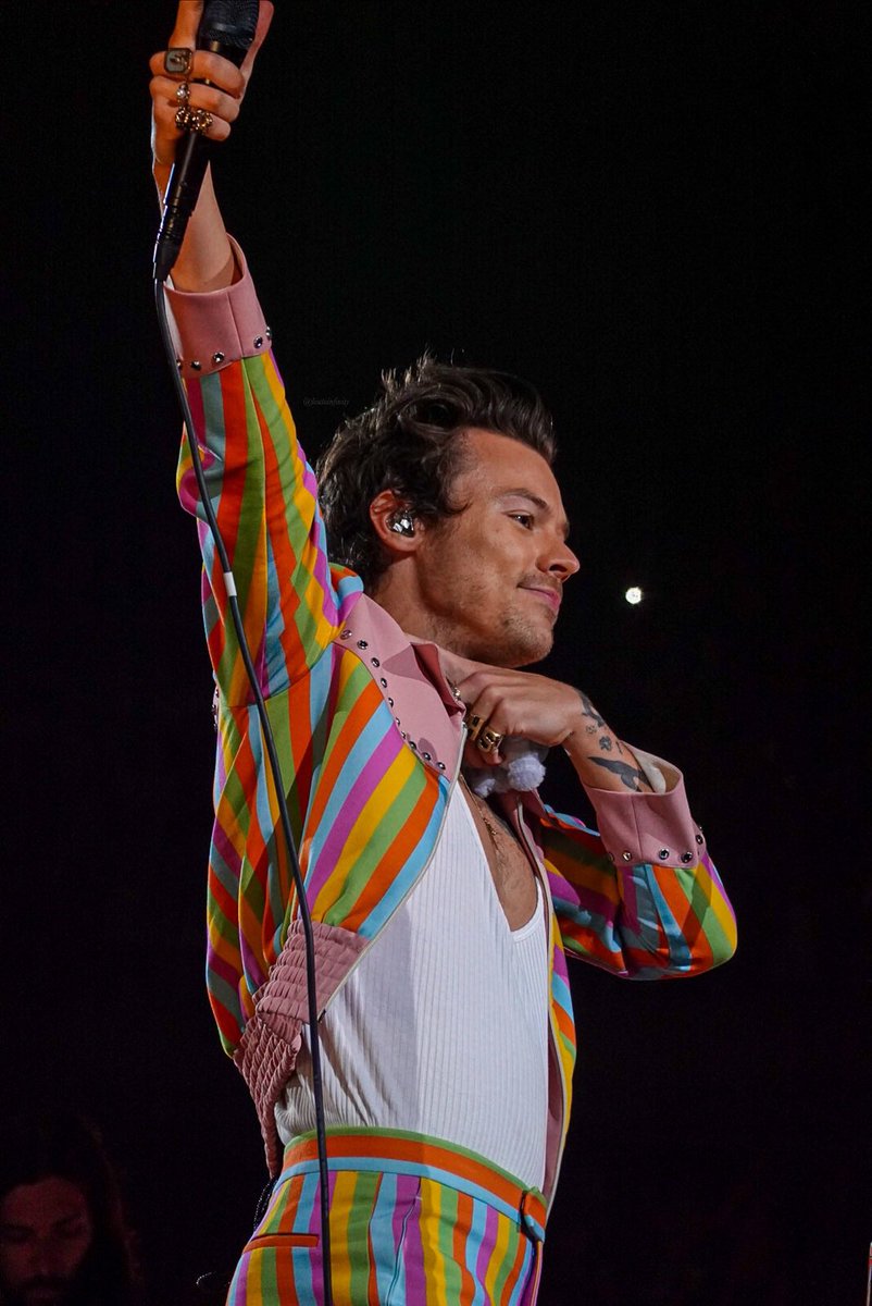 HarryArgentina's tweet photo. (17) CHOKE HER WITH A SEA VIEW 🎶 #LoveOnTourNYC #Residency4 

©loutoinfinity https://t.co/fv5vvUsEes