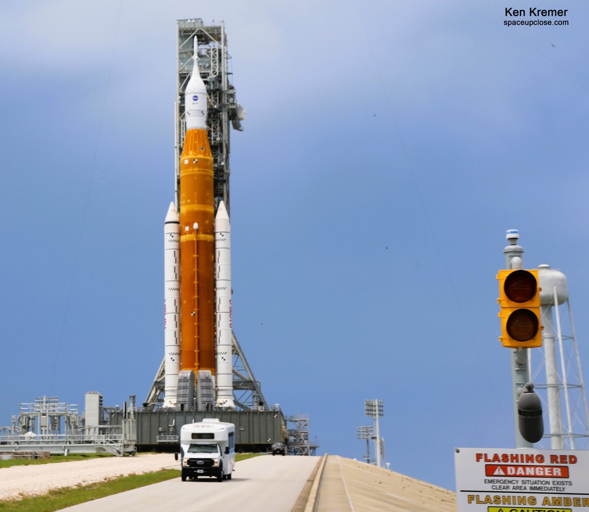 ken_kremer's tweet photo. Up Close exhilaration with #SLS and umbilicals for Orion, ICPS upper stage & TSMU core stage cryogenic prop loading at #pad39B @NASAKennedy - taken during remote camera setup Friday, Aug 26. For #Artemis1 liftoff targeting Aug 29 at 833 AM ET @NASA_SLS @NASA_Orion spacecraft https://t.co/HhVtDhMmjl