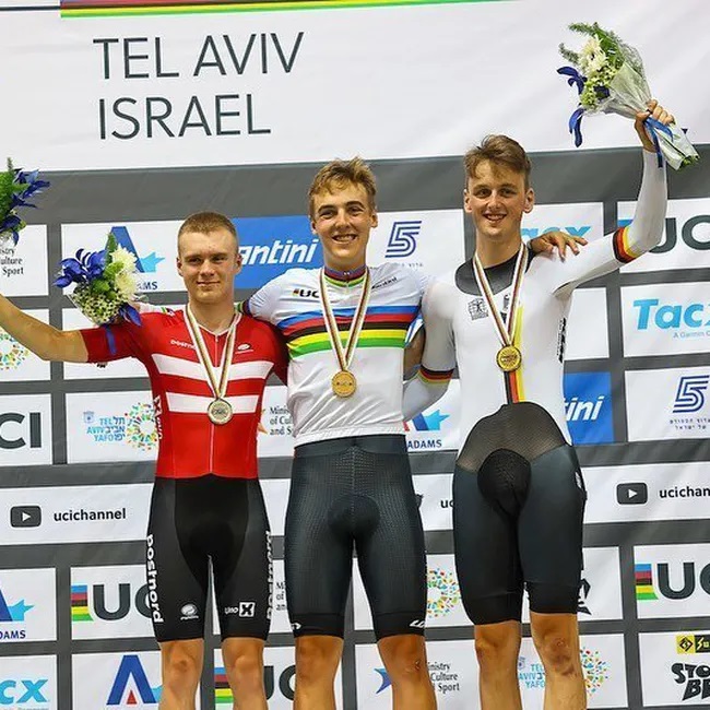 HamOntComNews's tweet photo. Ancaster’s Carson Mattern captured the coveted rainbow jersey Aug. 25 after winning the men’s individual pursuit competition at the Junior Track World Cycling Championships in Tel Aviv, Israel. #HamOnt #Ancaster #Cycling

https://t.co/CdV6WbEcWj https://t.co/Q1TEmoFFhE