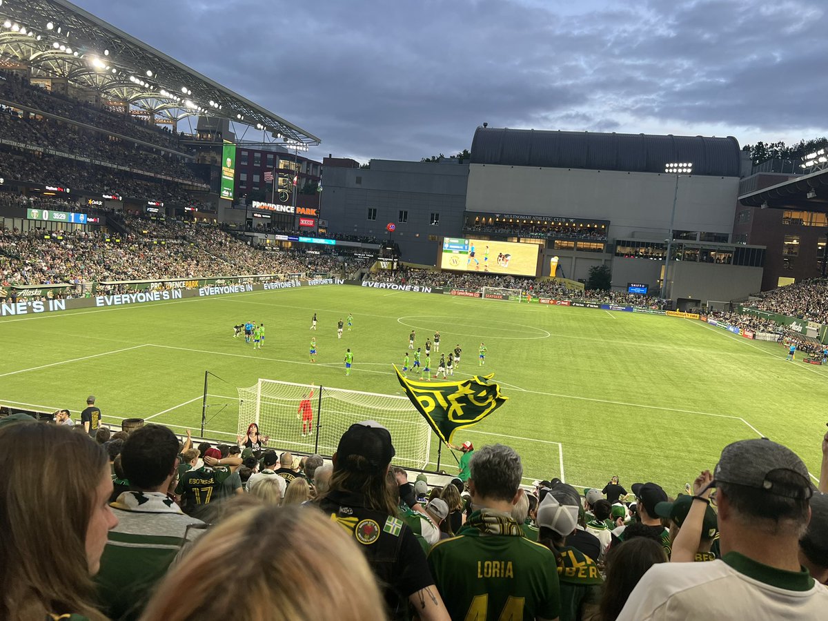 DarrensNetwork's tweet photo. #HoodToCoast during the day #RCTID at night. #Van2Life Great way to wrap up the day before our runs in a couple of hours. https://t.co/irI4JzLtxy