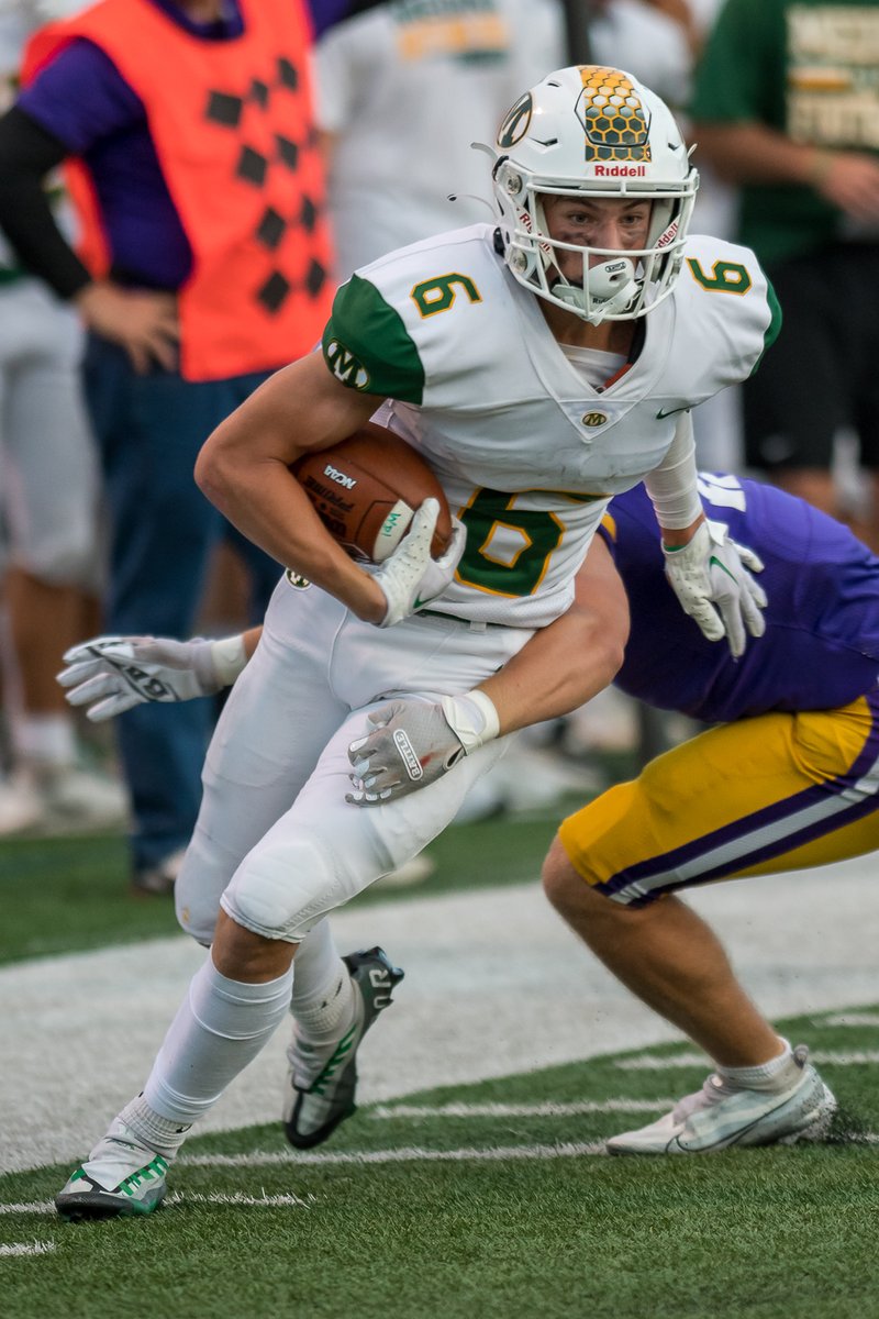 russellgifford's tweet photo. Medina's @jwojciak34 picks up yardage after at catch at Avon. @MedinaFootball_ https://t.co/S6u8uoJHiq