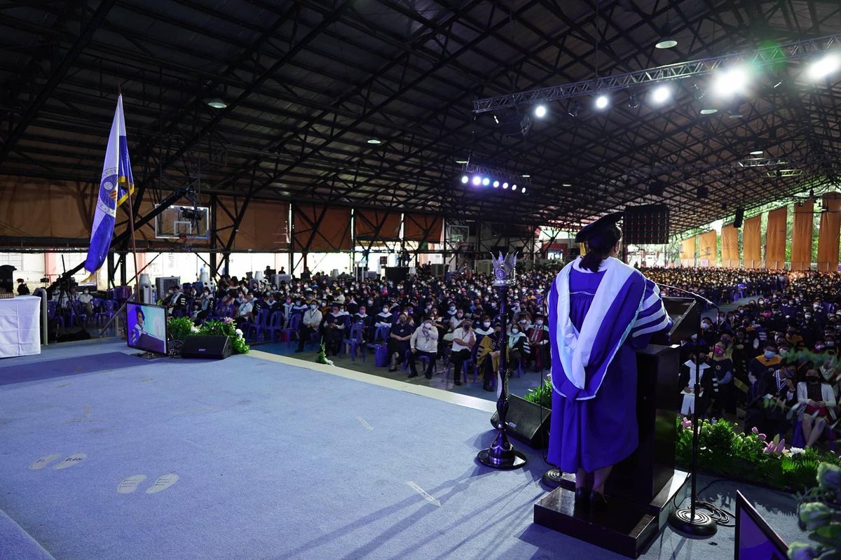 manilabulletin's tweet photo. Former vice president Leni Robredo delivers the commencement address at the Loyola Schools’ Class of 2022 graduation in Ateneo De Manila University on Saturday, Aug. 27. 📸: ADMU/Facebook | @MB_RAntonio https://t.co/yZJNMvt7Dh