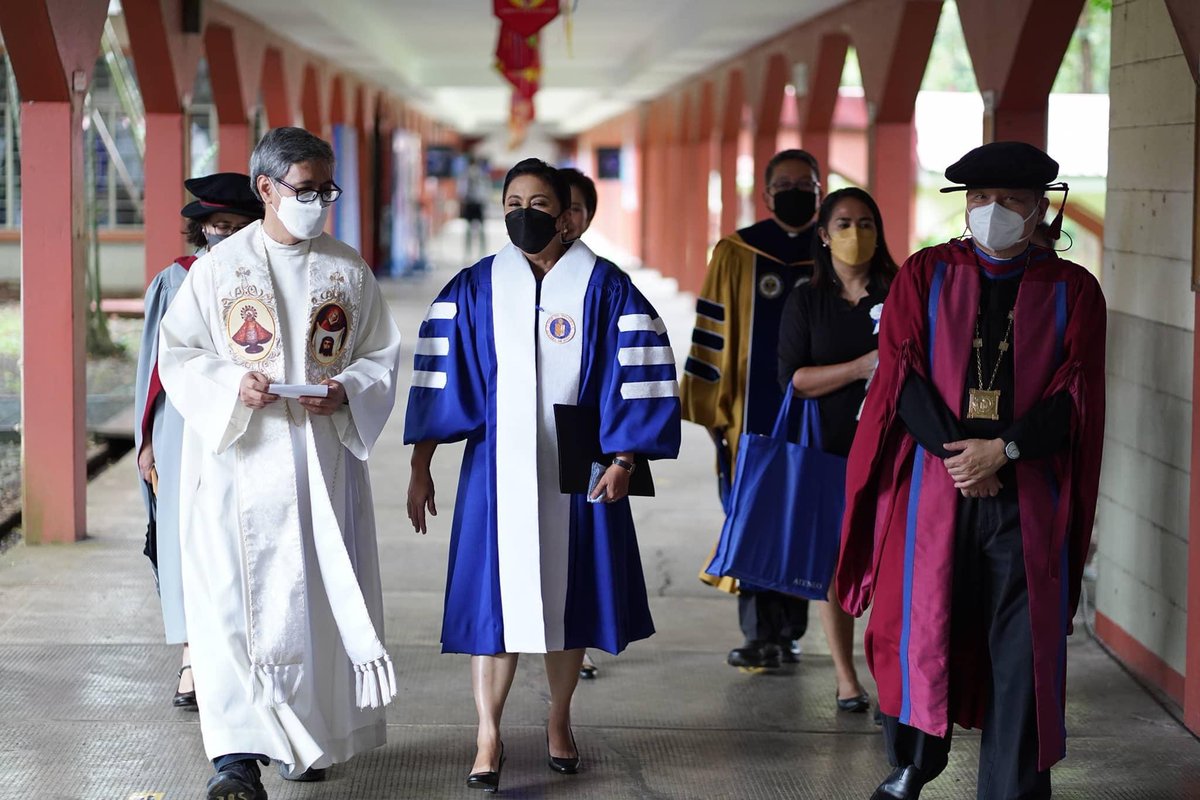manilabulletin's tweet photo. Former vice president Leni Robredo delivers the commencement address at the Loyola Schools’ Class of 2022 graduation in Ateneo De Manila University on Saturday, Aug. 27. 📸: ADMU/Facebook | @MB_RAntonio https://t.co/yZJNMvt7Dh