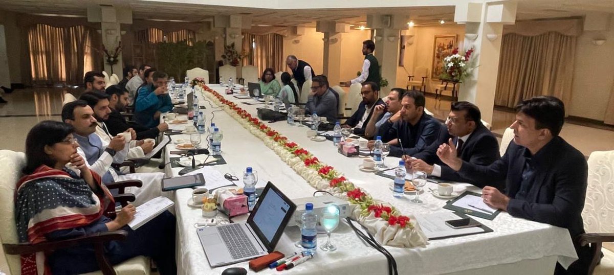 punjab_dgpr's tweet photo. چیئر پرسن پنجاب احساس پروگرام سینیٹر ڈاکٹر ثانیہ نشتر کی زیر صدارت پنجاب ہاؤس اسلام آباد میں اہم اجلاس ہوا جس میں بنکنک سکٹر اور انفارمیشن ٹیکنالوجی کے ماہرین نے شرکت کی۔پنجاب احساس راشن رعایت پروگرام کی پالیسی اور تکنیکی امور پر تفصیلی گفتگو کی گئی۔ https://t.co/N3wmoFYSUf