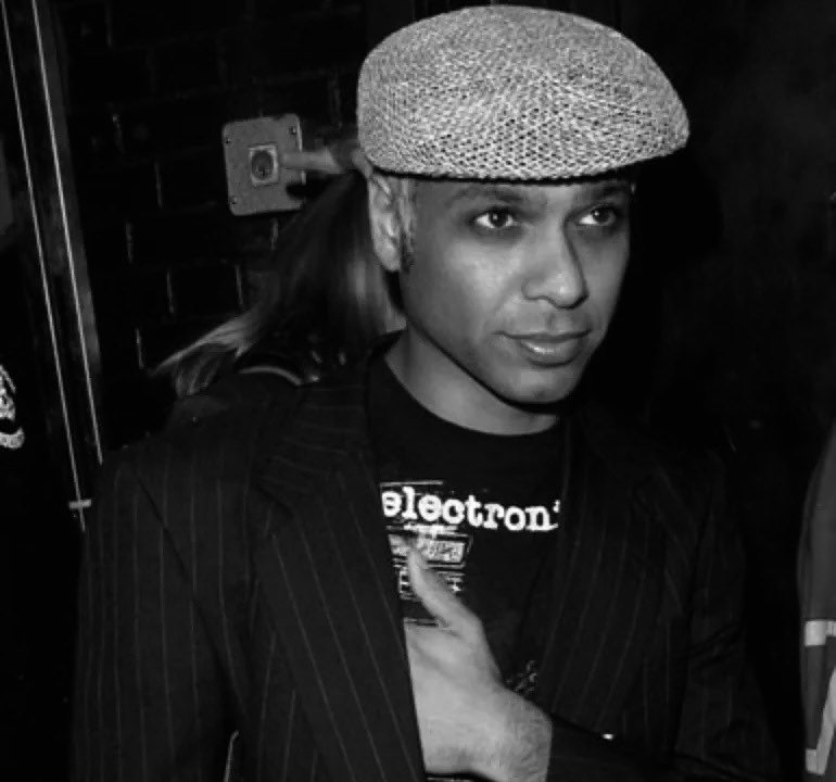 Happy birthday to Tony Kanal (No Doubt) 
(August 27, 1970) 