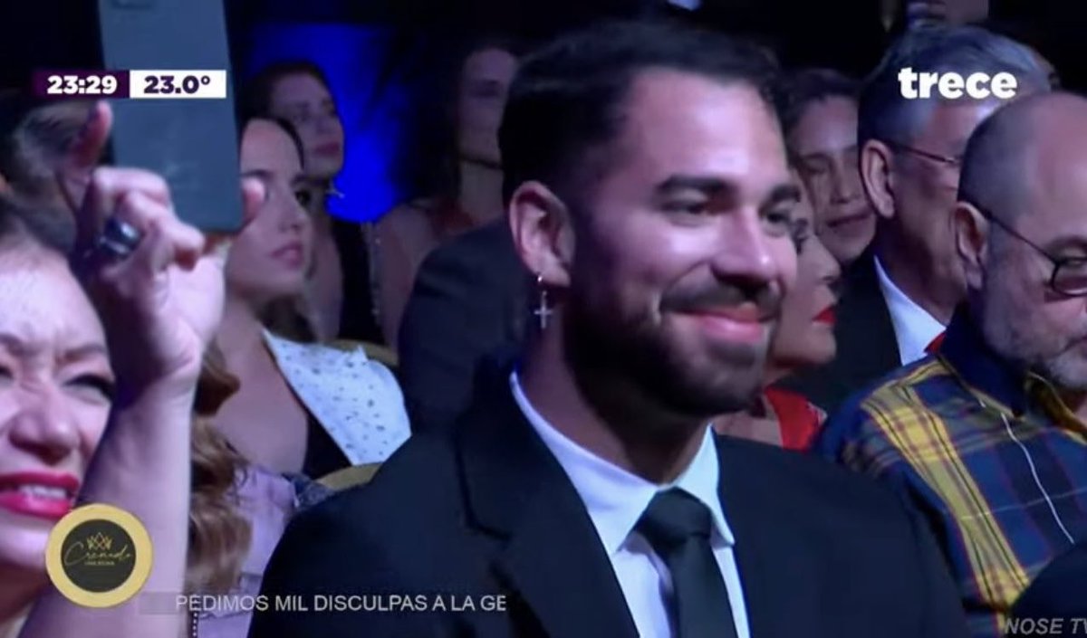 jesmy_divitto's tweet photo. Los 5 segundos que enfocaron a Renato Prono fue lo único bueno del Miss Universo Paraguay, después todos estamos cómo Marc Anthony, al borde de un colapso mental por la vergüenza ajena. https://t.co/LtUFLz11GI