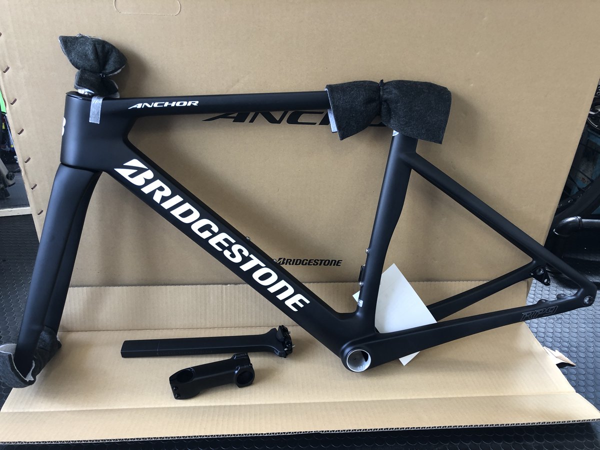 starplexjoshi's tweet photo. ���さかのこのタイミングで大物が届きました😮
"ANCHOR RP9 フレームセット"（税込み定価495000円）。フレームサイズ490mm、ステム長100mm、ディスク・電動コンポーネント専用設計。
この一台で全てを走り切るオールラウンダー。開発思想は、ただ「勝つため」。空力・剛性・重量のベストバランス！ https://t.co/JYbi1sAcTi