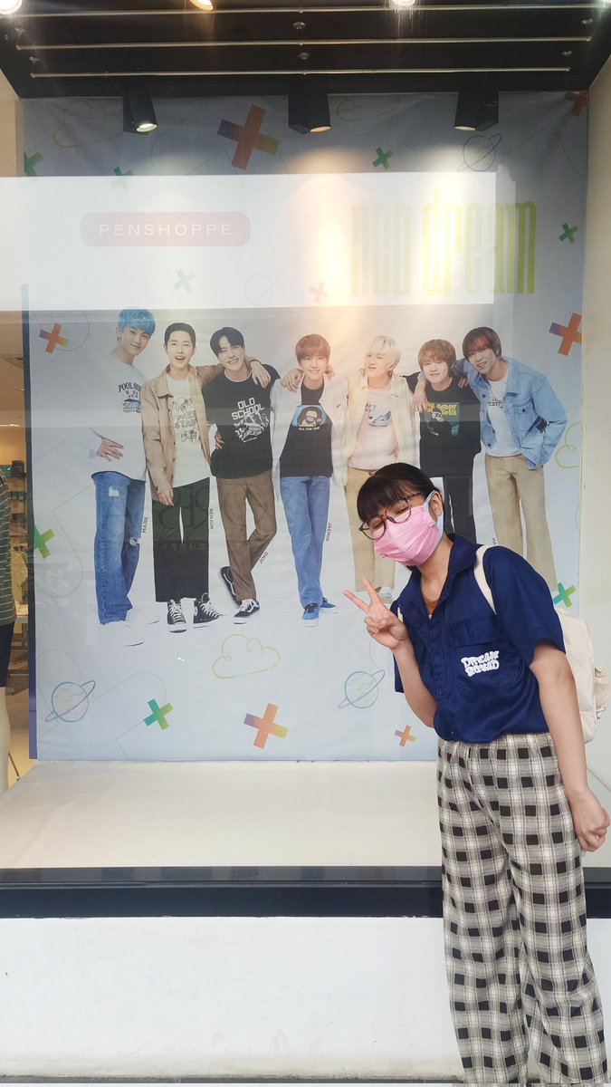 AgathaInoo's tweet photo. I still don't have a ticket so yeah, just went to the mall to see my dream bois.

📷(my cousin who ain't my moot 🤣) https://t.co/fFy9tVBrq9