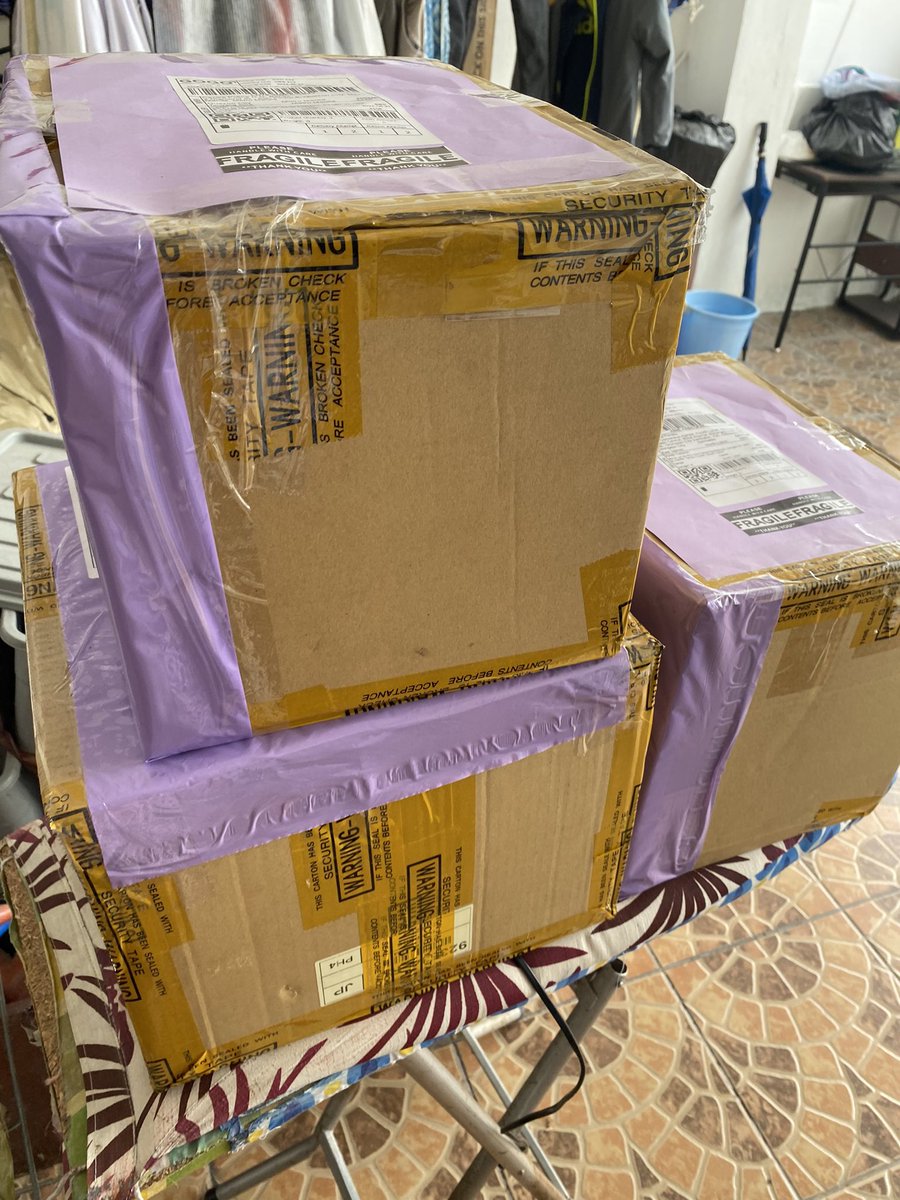 BloomKshopPH's tweet photo. #BloomKSPHUpdates
8 parcels has already been picked up~ i thought car, tricycle or truck darating pero motor parin pala kaya mahihirapan si rider at pag pinipilit ko baka mahulog or masira lng yung boxes kaya pinaresched nlng for pick up tomorrow~ https://t.co/GlnYmpEH94