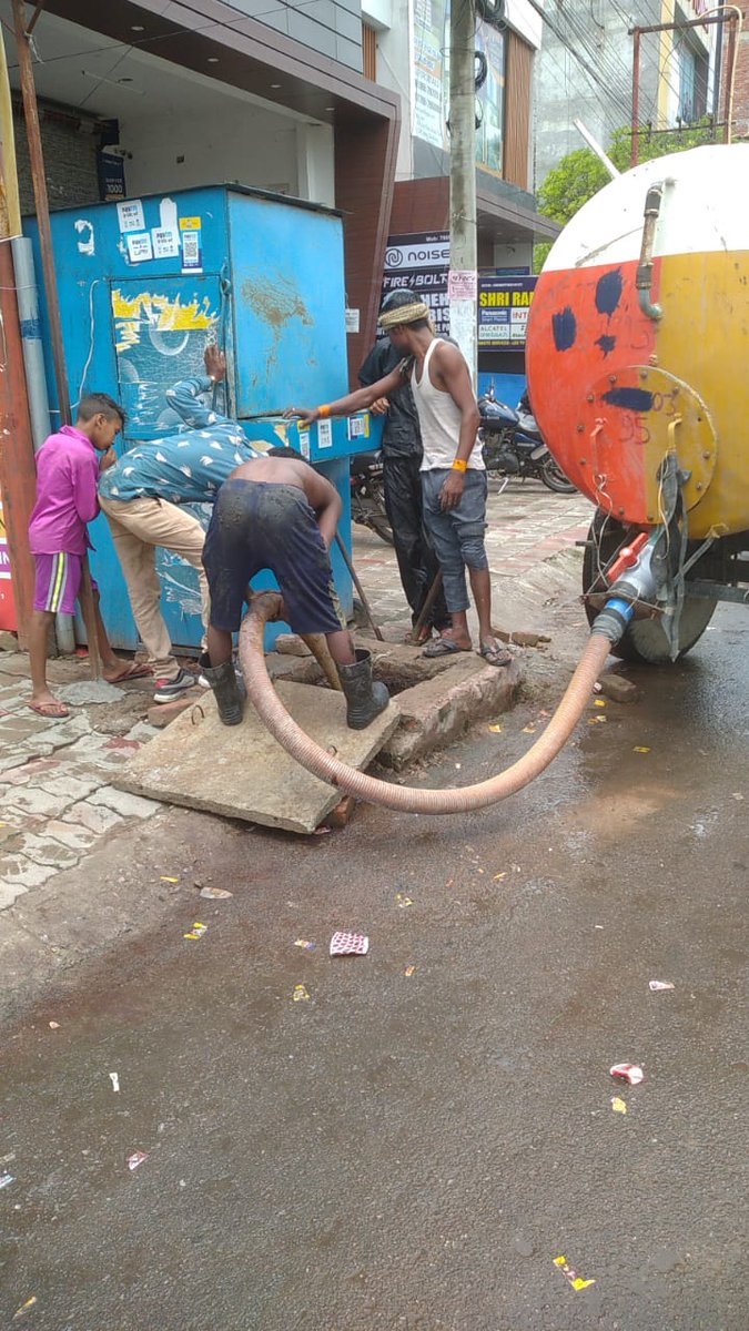 WelfareSectorB's tweet photo. Sewer cleaning done by our committee because of negligence of Jal Kal Vibhag, यदि सरकारी विभागों का सारा काम स्वयं ही करना पड़े तो इन विभागों की जनता को क्या ही आवशकता है | अगर एप्लीकेशन देने और ट्वीट करने पर भी सरकार कोई कार्यवाही नहीं करती है तो टैक्स किस बात का लिया जाता है | https://t.co/ZOpJYKRo9w