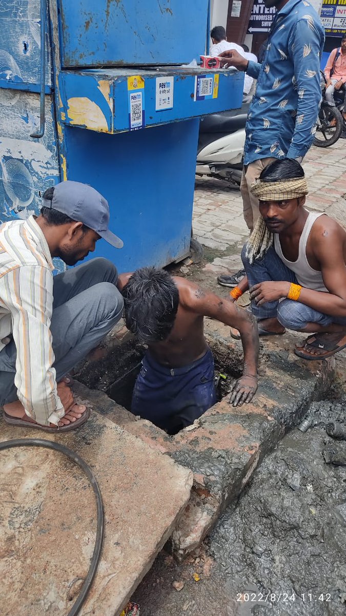 WelfareSectorB's tweet photo. Sewer cleaning done by our committee because of negligence of Jal Kal Vibhag, यदि सरकारी विभागों का सारा काम स्वयं ही करना पड़े तो इन विभागों की जनता को क्या ही आवशकता है | अगर एप्लीकेशन देने और ट्वीट करने पर भी सरकार कोई कार्यवाही नहीं करती है तो टैक्स किस बात का लिया जाता है | https://t.co/ZOpJYKRo9w