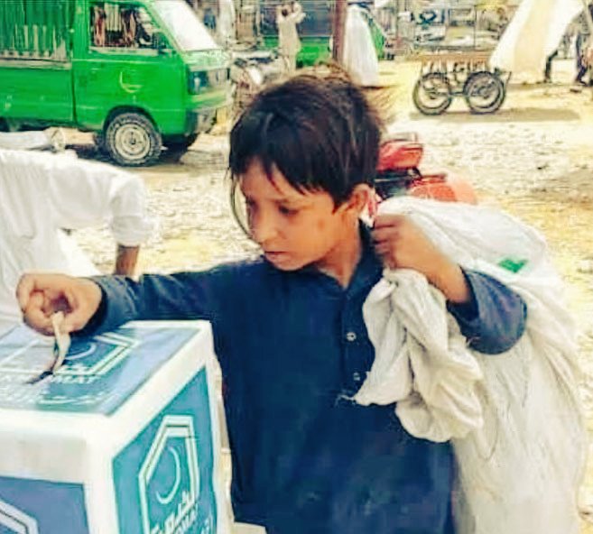 FaridMalikPK's tweet photo. Heart Touching, a flood victim child is donating for the flood victims,
Alone we can do so little; together we can do so much.

Please help the flood victims as much as you can.
#FloodsInPakistan https://t.co/IgAfjoeUDi