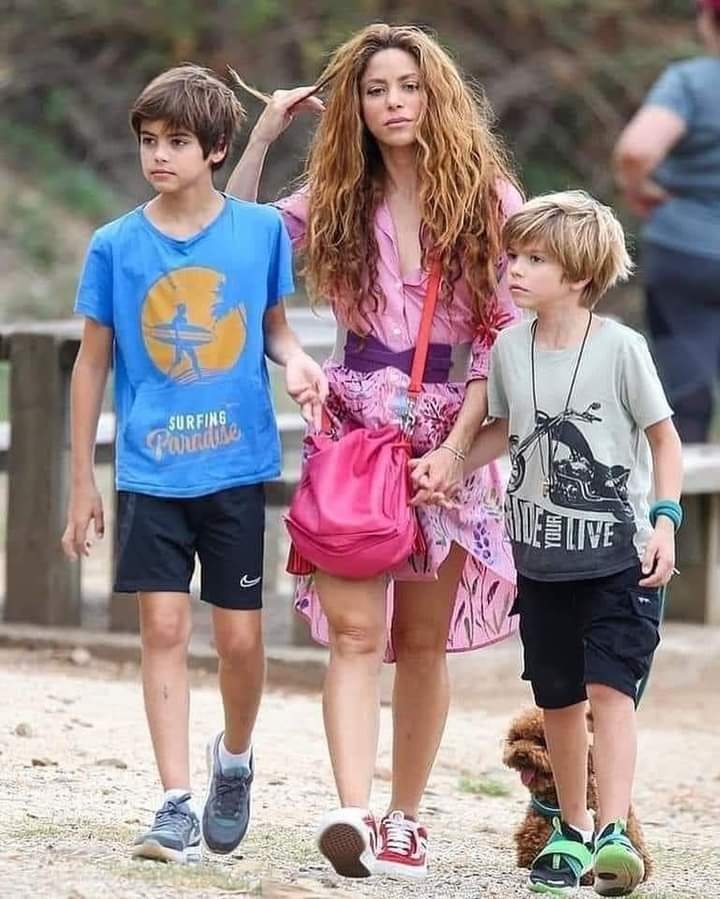 ElainedeLiebe's tweet photo. “Al fin y al cabo, la vida sigue. Y los hijos son de quienes los parimos “
En el 93% de separaciones o divorcios la madre es quien se queda echando pa delante con sus hijos.Mientras el hombre se “organiza, aclara su mente o se distrae” la mamá con el corazón roto pero valiente,🧵 https://t.co/mVMZluKiNc