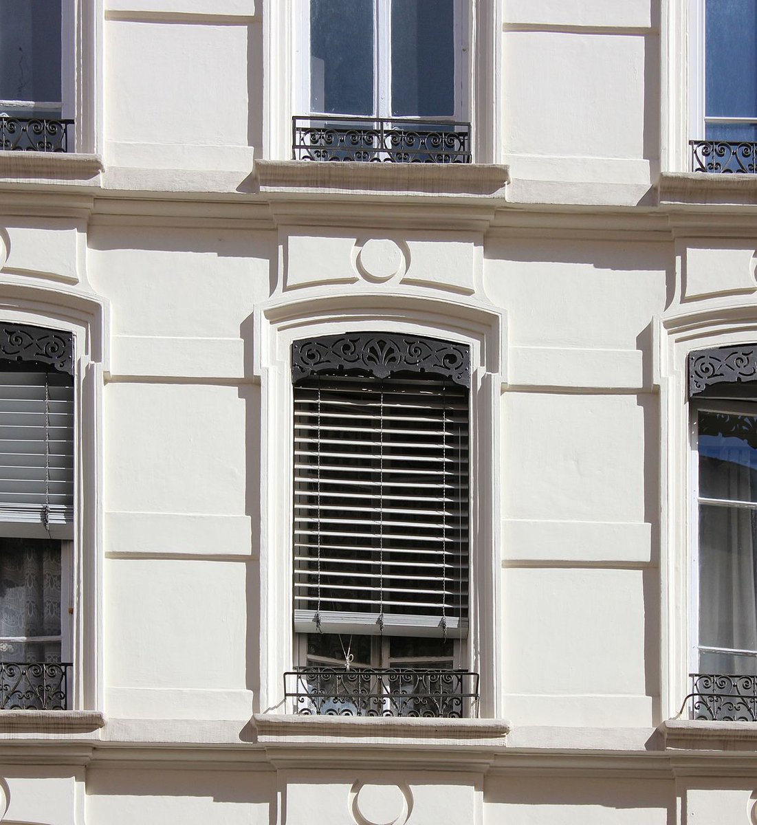 horek_rokom's tweet photo. 𝐊𝐡𝐨𝐫𝐤𝐡𝐨𝐫𝐢 - The legacy window or The window's legacy!! 
The Khorkhori, originally known as the Louvered window (Jalousie) worldwide has it's origin in France. 
The Khorkhori became popularized here after the French established colonies in Bengal. https://t.co/8XFV52LtBg