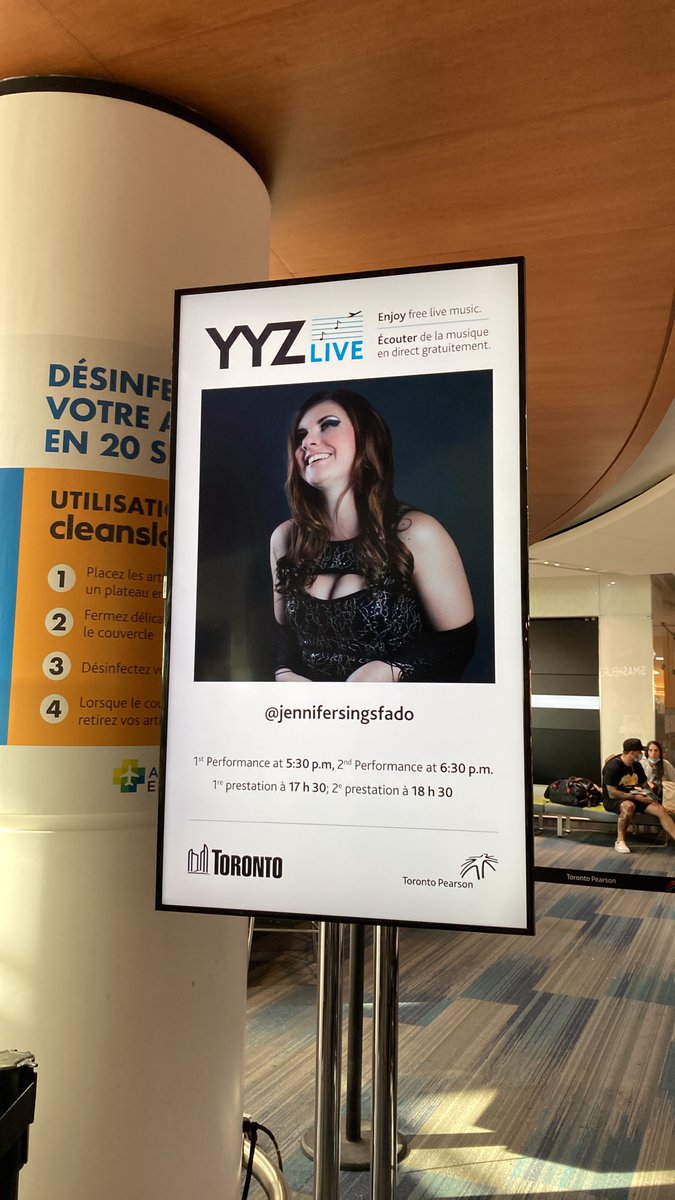 peqs's tweet photo. Okay, this digital signage was pretty cool 😎 #yyzlive @culture_to @TorontoPearson https://t.co/U24hUlNZOi