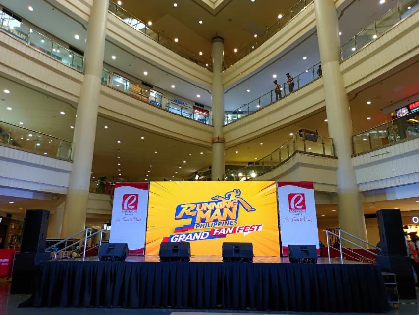 GMARunningManPH's tweet photo. Ilang oras na lang at #RMPhGrandFanFest na! Excited na ba kayong ma-meet ang ating #RunningManPH cast? 

Kita-kits mamayang 4 PM sa Robinsons Manila Midtown Atrium, Runners! 💙💛 https://t.co/EeE6H5BwwV