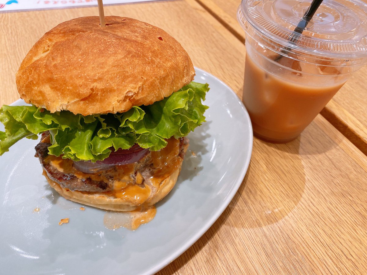 mnm24335's tweet photo. 美味しかった😋💞

 #ツキイチダイナー  #burgertheday ＃がぶっとかぶりつきたい  #限定メニュー ＃ごちそう気分 ＃ホリデーランチ ＃おすすめランチ  #ローストビーフ ＃贅沢バーガー ＃シズル感 https://t.co/wA2KIljjEY