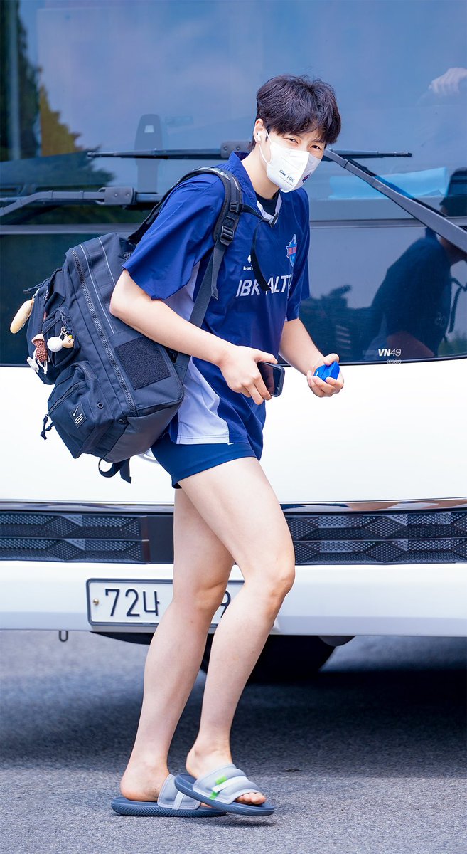 나 김히진 보호대나양말운동화 없이 이런 차림 개조아함 ,.. 긴다리가 너무 ㅜㅜ 다리근육이랑 대비되는 민둥민둥 발목도 쫌 기여움