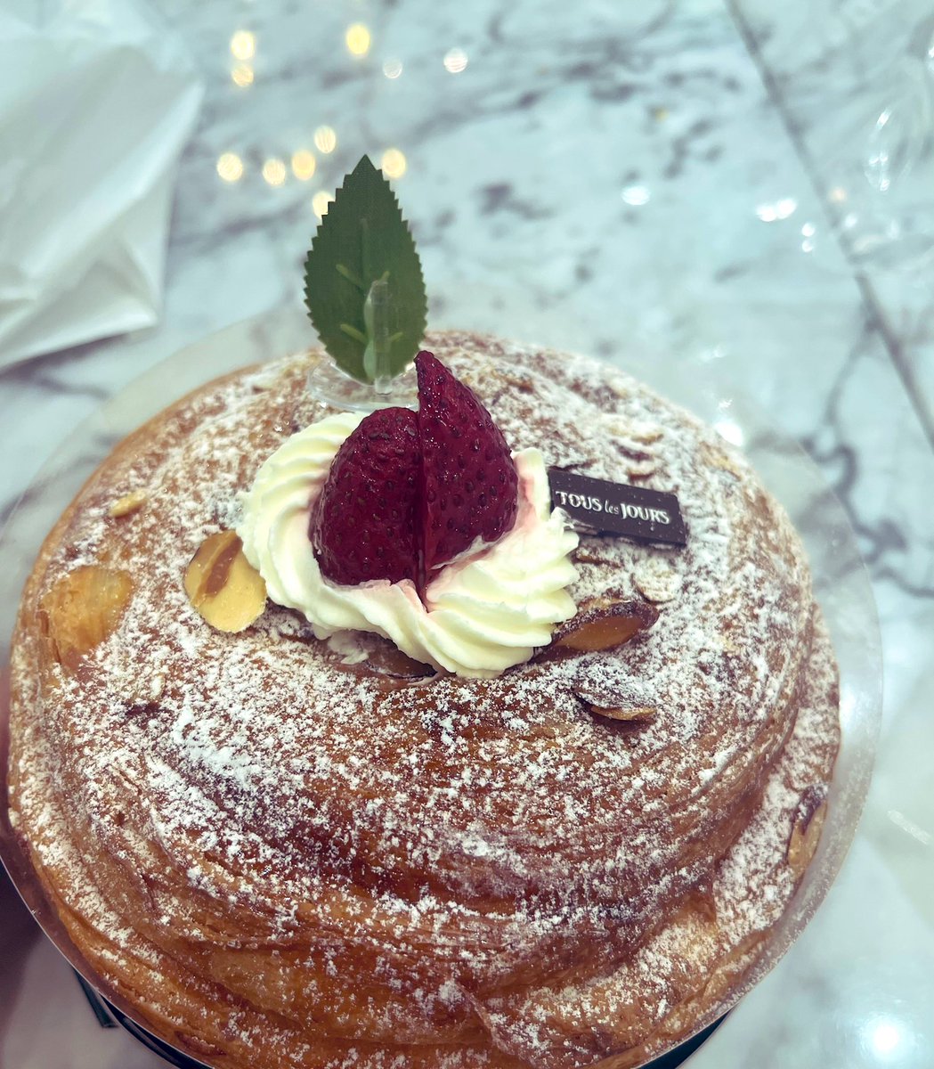 gaucin_y's tweet image. Table for one 👤🍰❤️‍🩹 #exploremode ✅