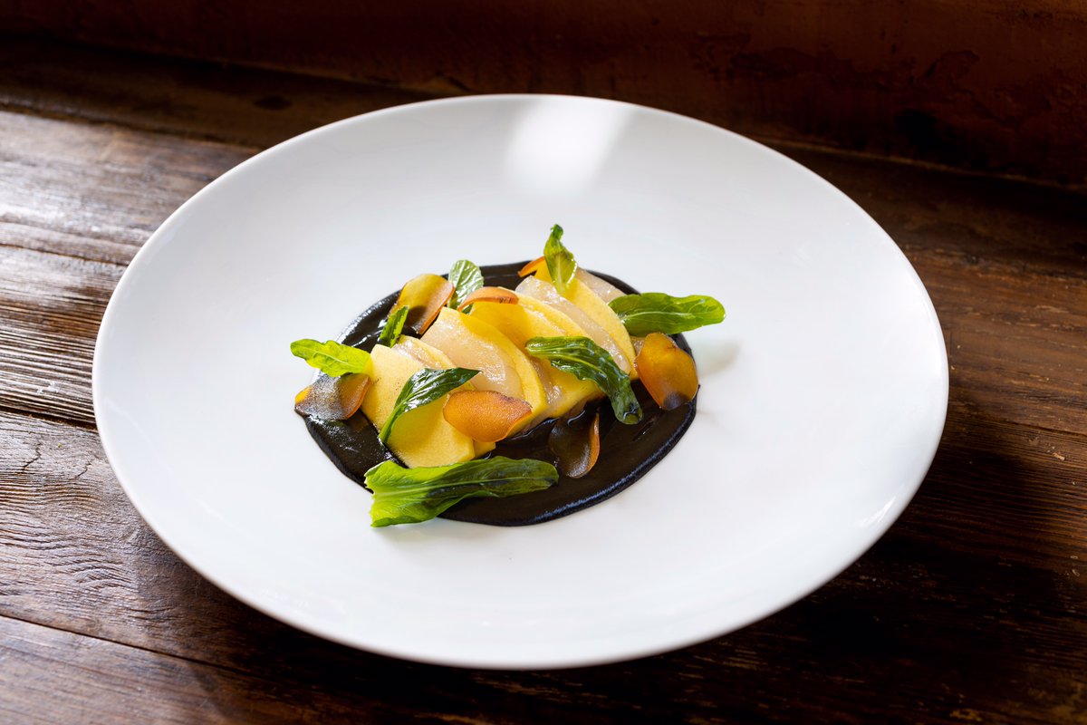 Ceviche negro de cenizas, Lobina, mango verde y hueva curada.
Reservas: bit.ly/ReservasAleli