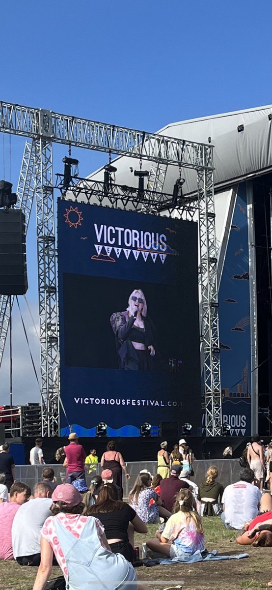 TaylorSoph's tweet photo. My latest and long-term music loves on the same festival bill - the empowering @SELFESTEEM___ and the soundtrack of my life @BombayBicycle 💛
The best day @VictoriousFest 🌊☀️ https://t.co/djlGuFCDxH